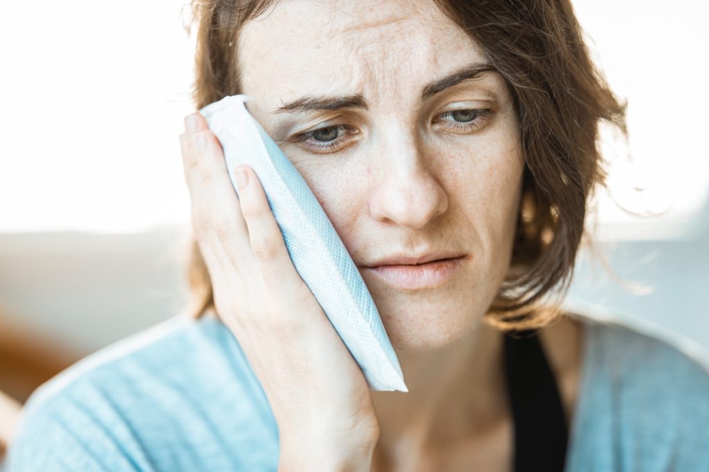 מתמודדת עם כאבים לאחר תאונה - אילוסטרציה