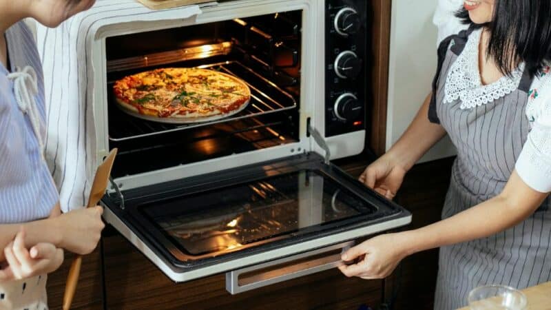 להכין פיצה בתנור