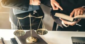 חשיבות עורך דין בתהליך ביטול עיקול משכורת